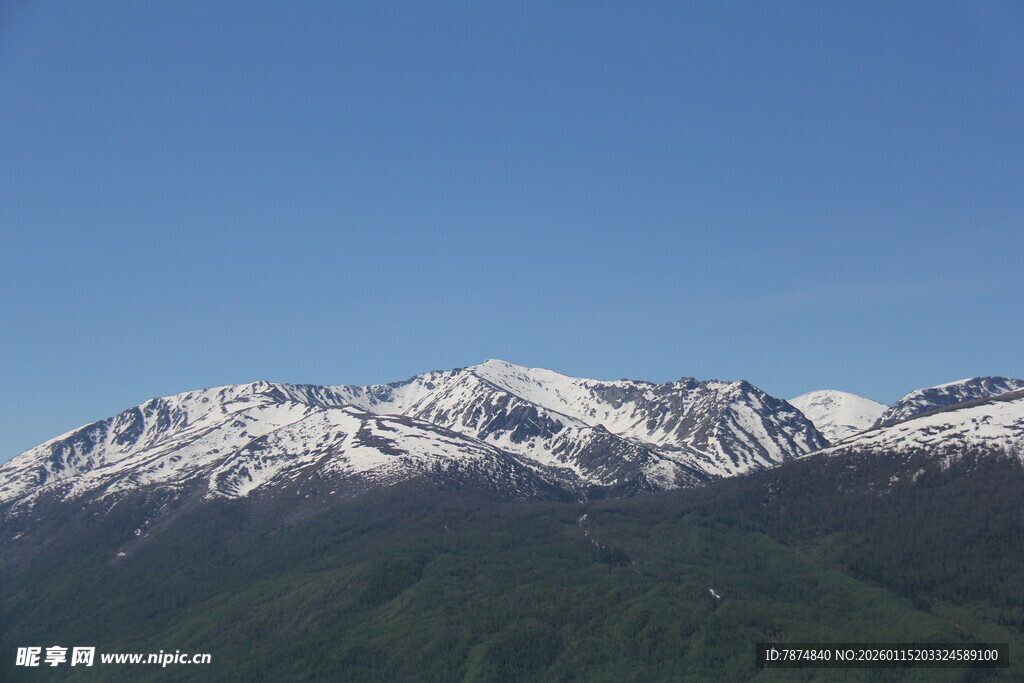 雪山远景 山峦覆雪