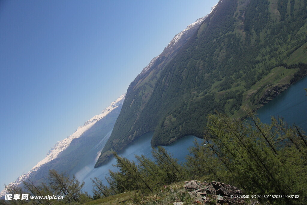 山间湖泊美景风光