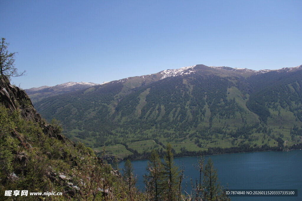 高山湖畔美景