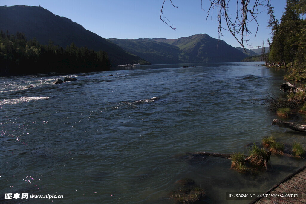 宁静河畔山水风光美景