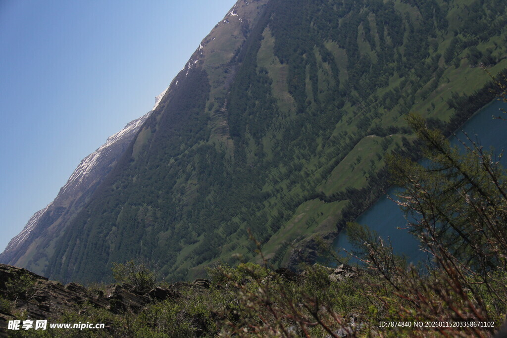 山间幽湖美景