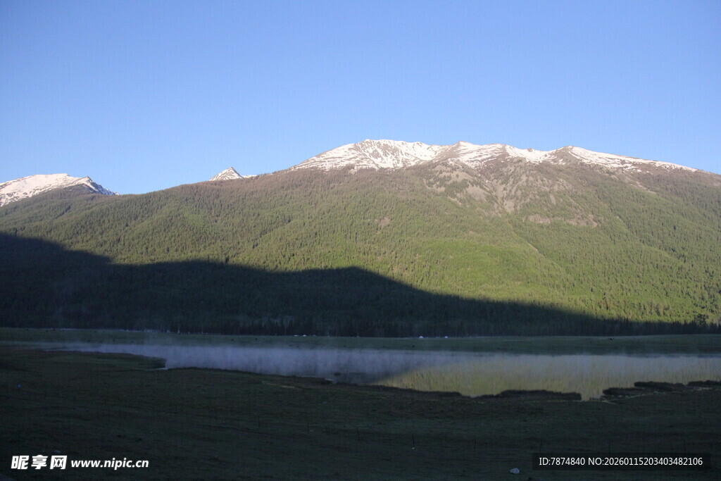 雪山下的宁静湖泊风光