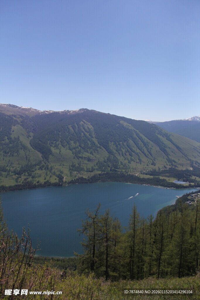 高山环绕的静谧蓝色湖泊