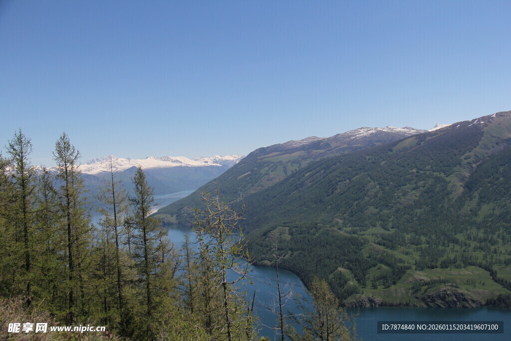 山间蓝湖与葱郁林木美景