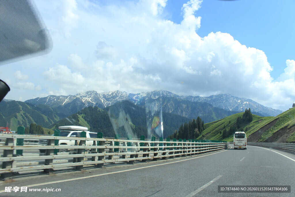 公路美景 远山白云相伴