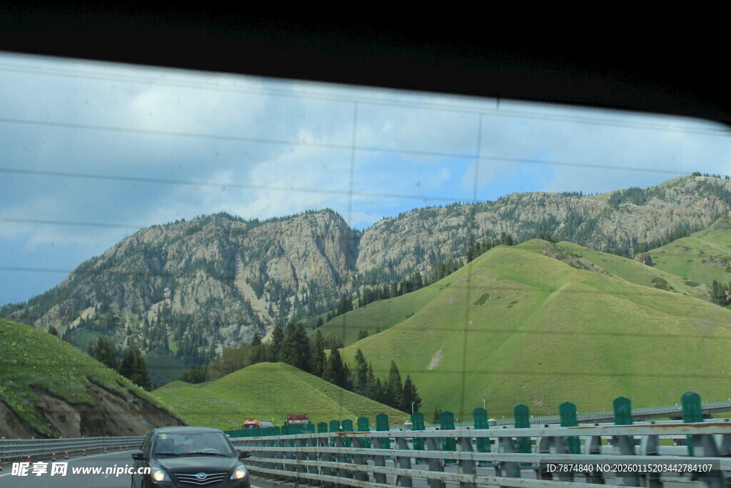 公路边的青山美景