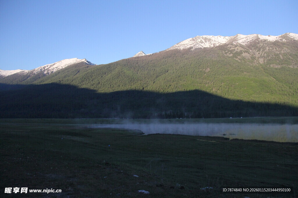 山间湖畔美景