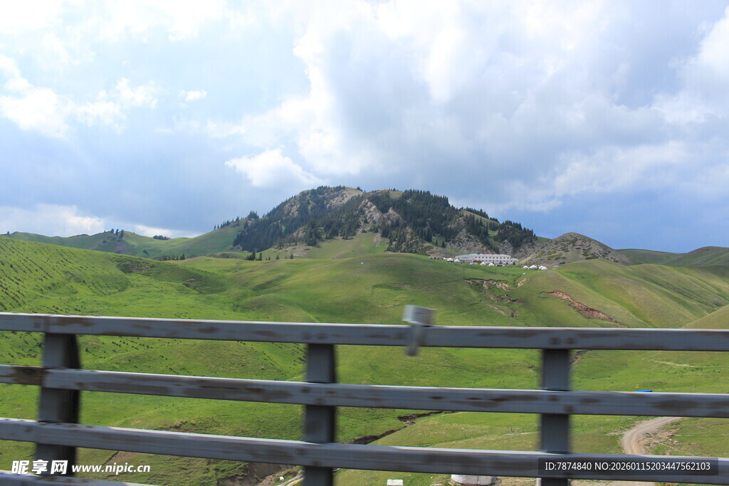 草原木栏边的远山风景