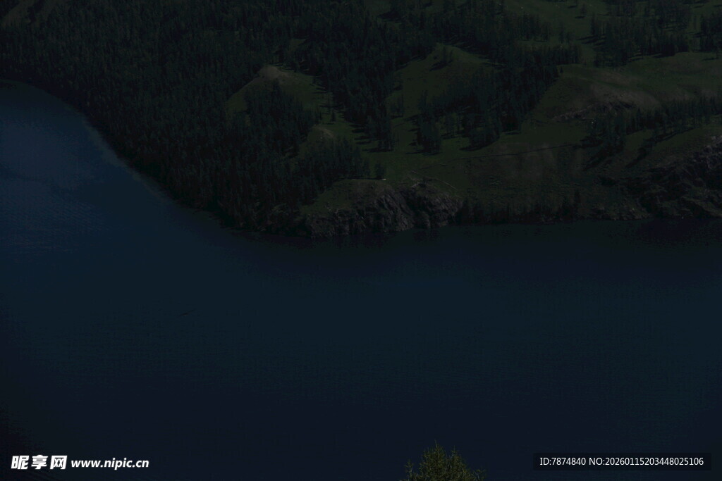 静谧湖景 夜色中的自然之美