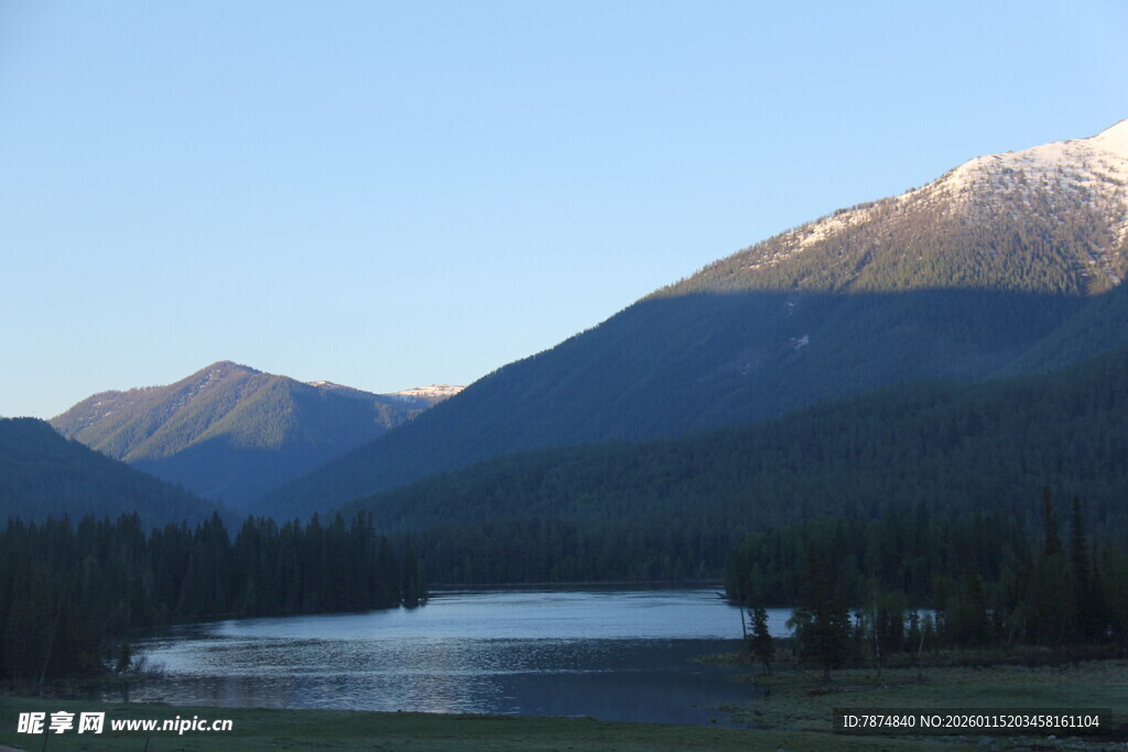 山间静谧湖景风光