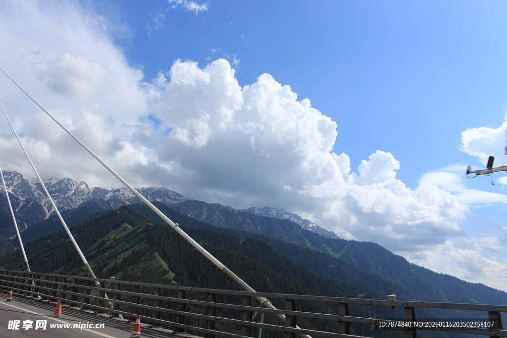 高山悬索桥上的飞行景观