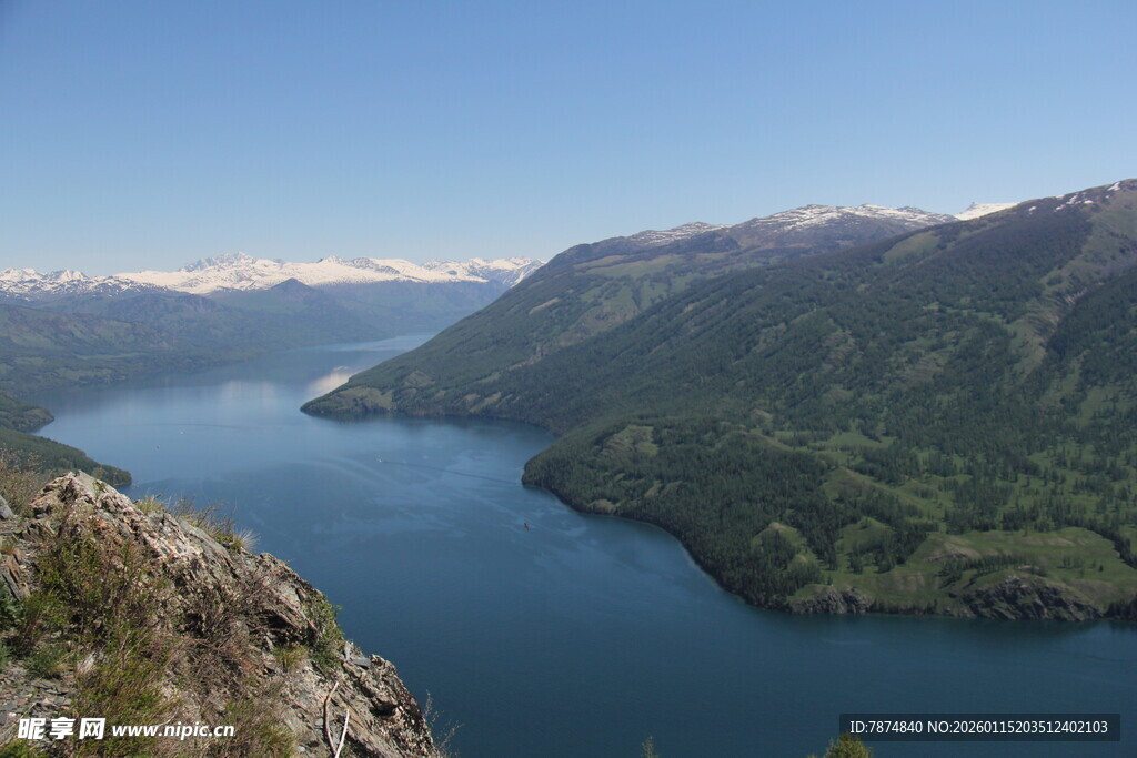 壮丽山水间的绝美湖景