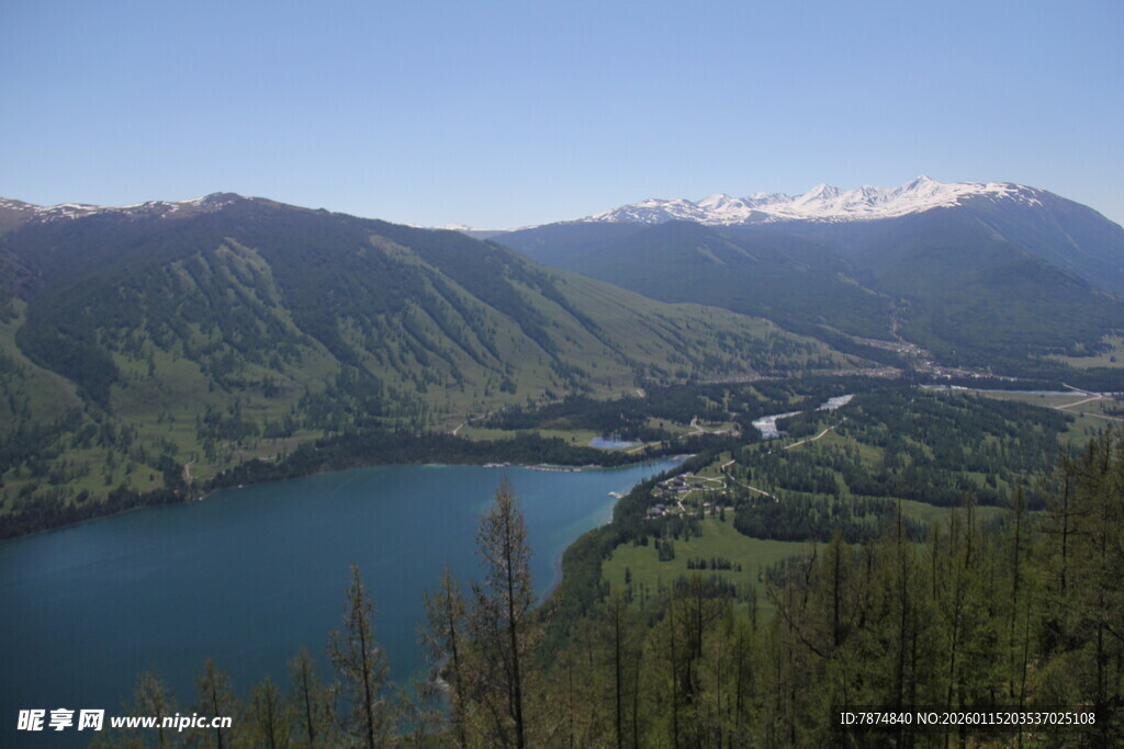 高山湖畔美景