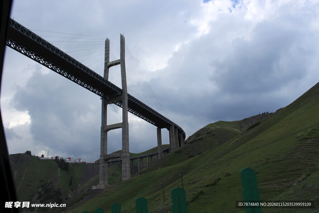 高架桥横跨山间景色