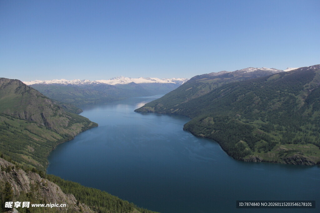 高山环抱的静谧蓝色湖泊