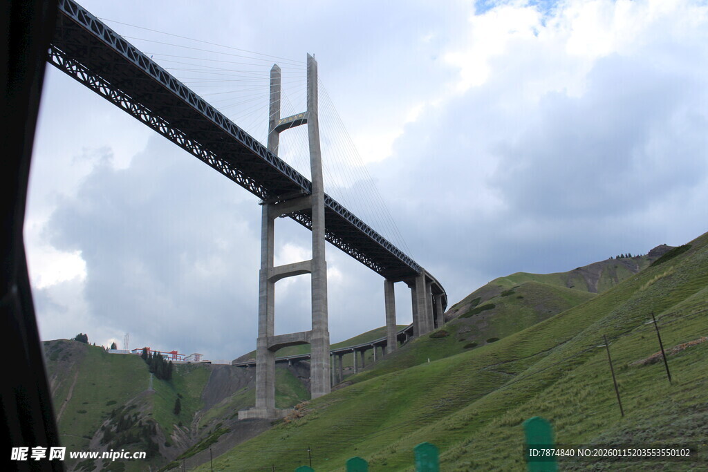 壮观桥梁横跨山间