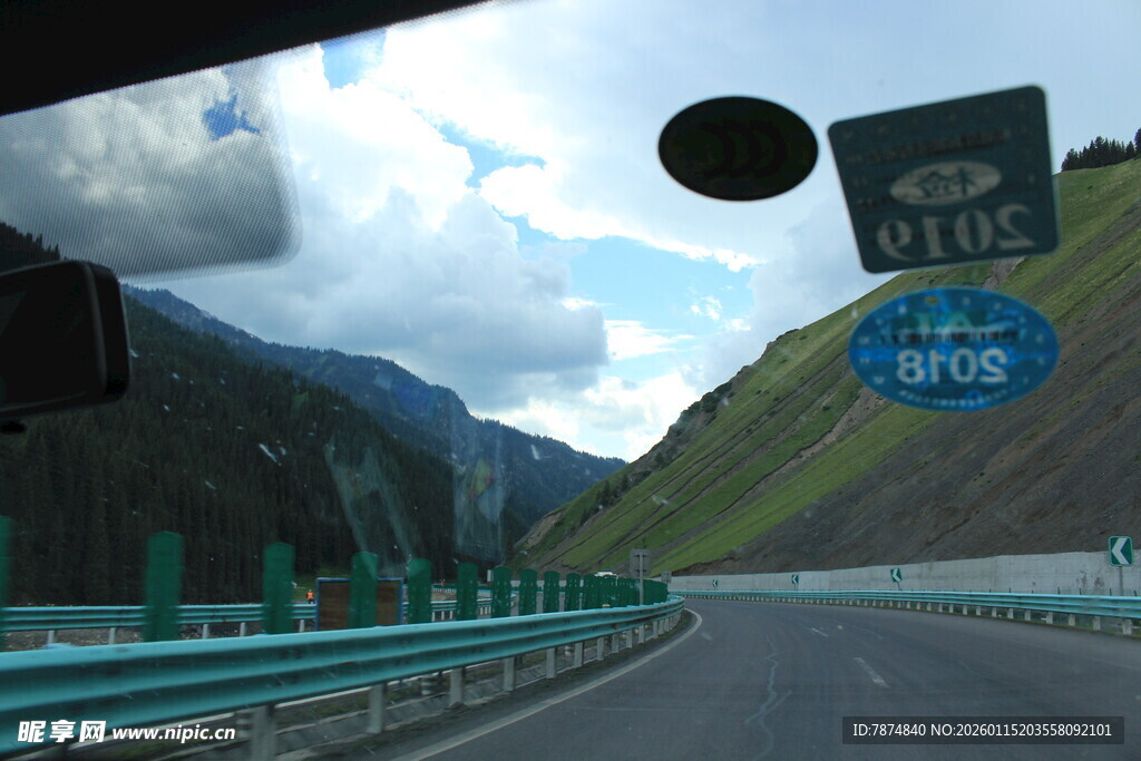 公路驰骋赏山间美景