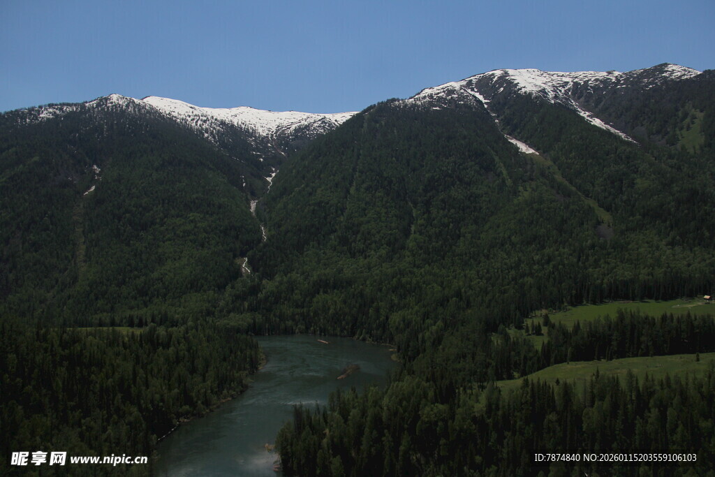 山间河流与葱郁山林景观