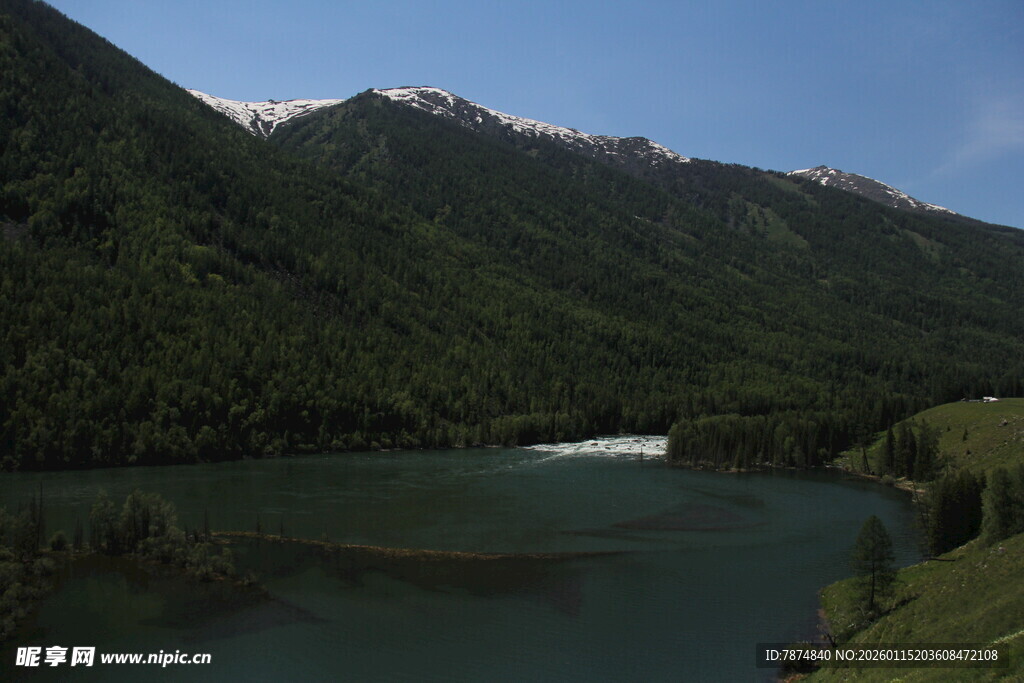 青山绿水间的宁静湖泊