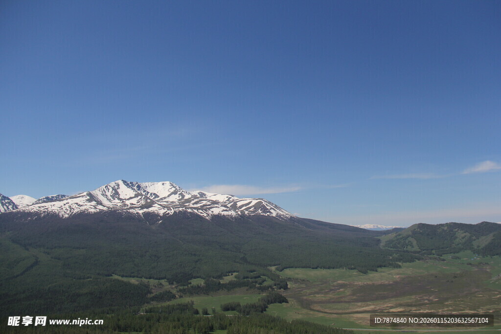 壮丽雪山下的广袤原野