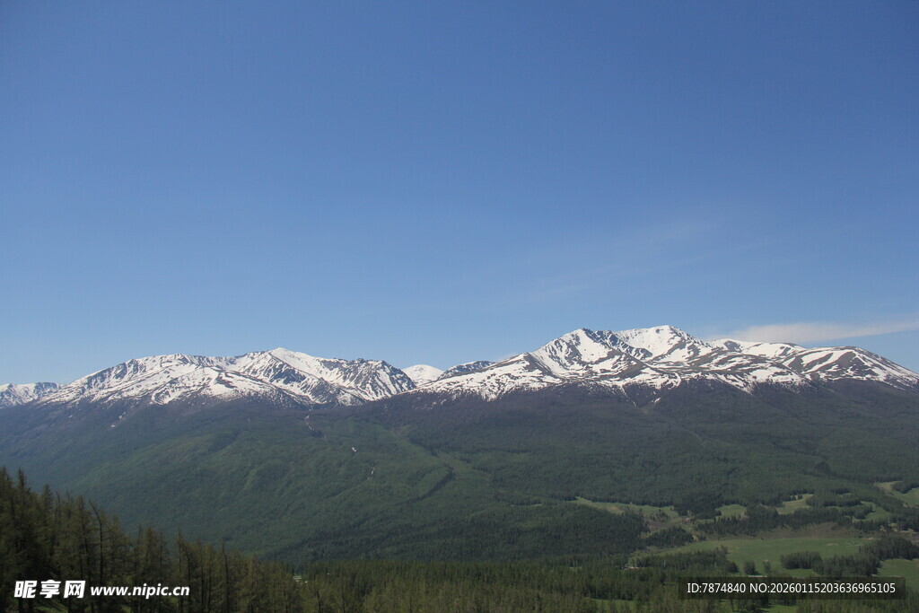 雪山远景 翠绿山谷风光
