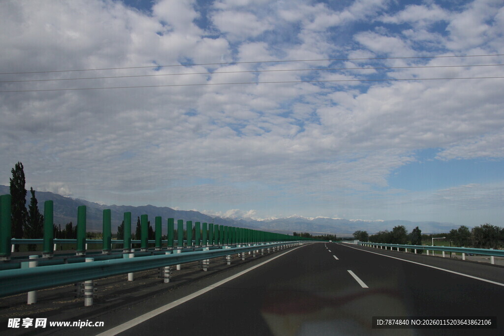 宽阔公路伸向远方