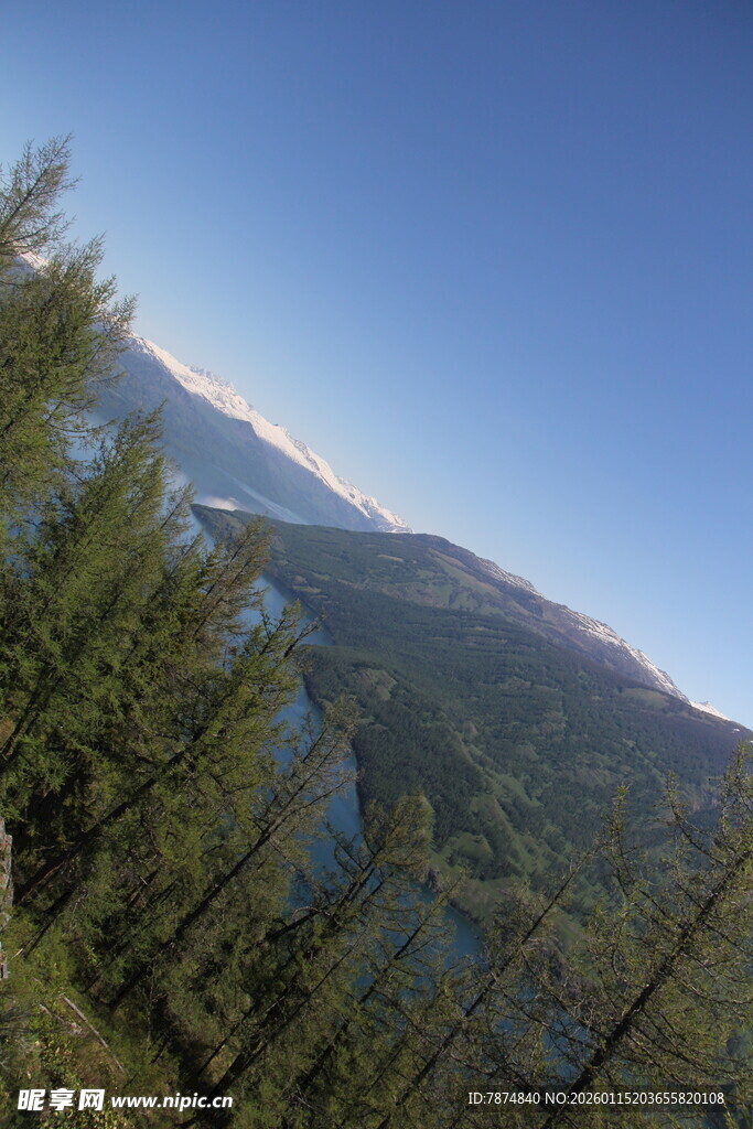 山林间远眺巍峨雪山