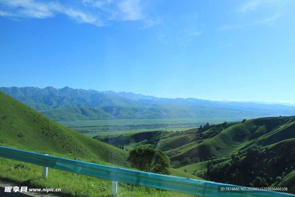 山间公路旁的壮丽风景