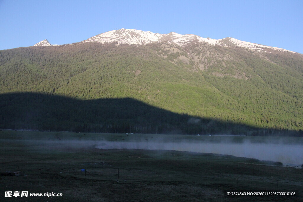 雪山下的宁静湖畔风光