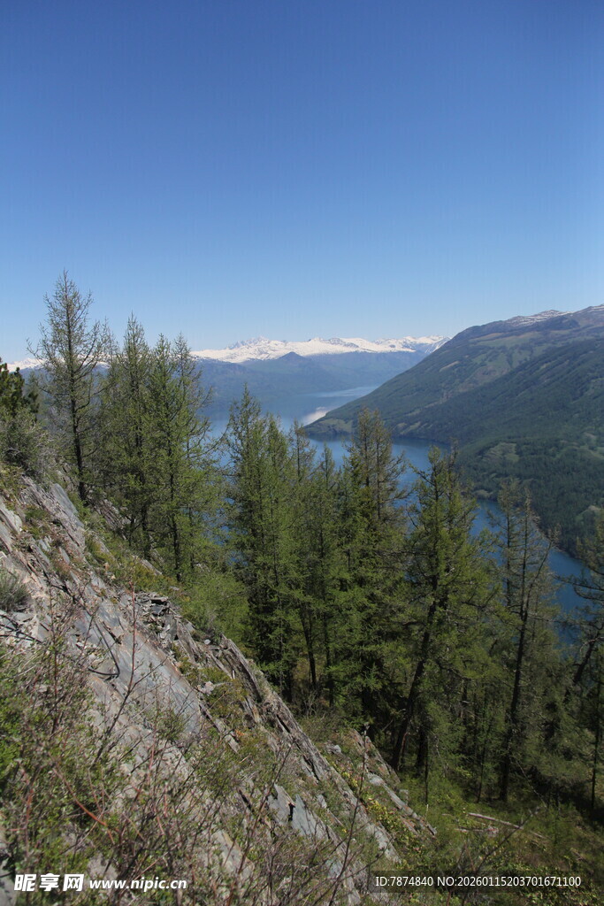 山间湖畔美景
