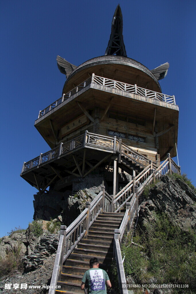古朴塔楼与登山者