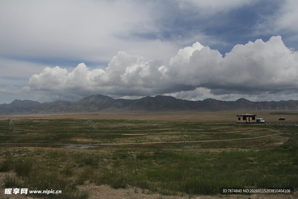 广袤草原与远处山峦风景