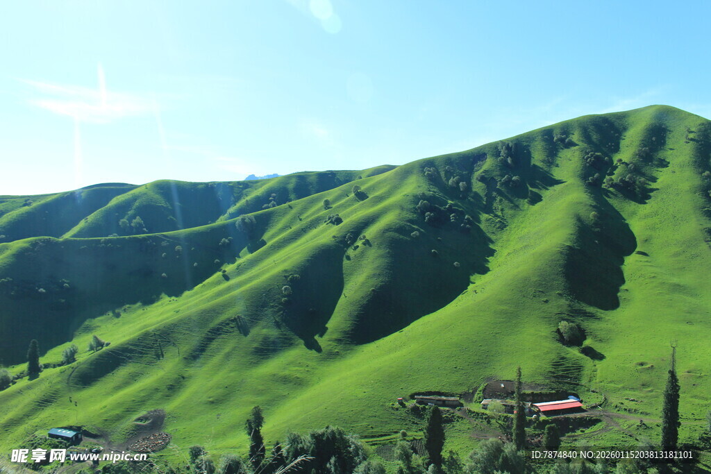 翠绿山峦间的清新景致