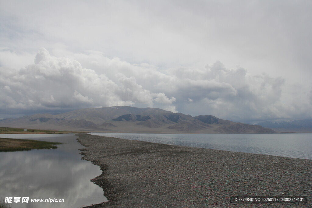 湖畔灰蒙景致