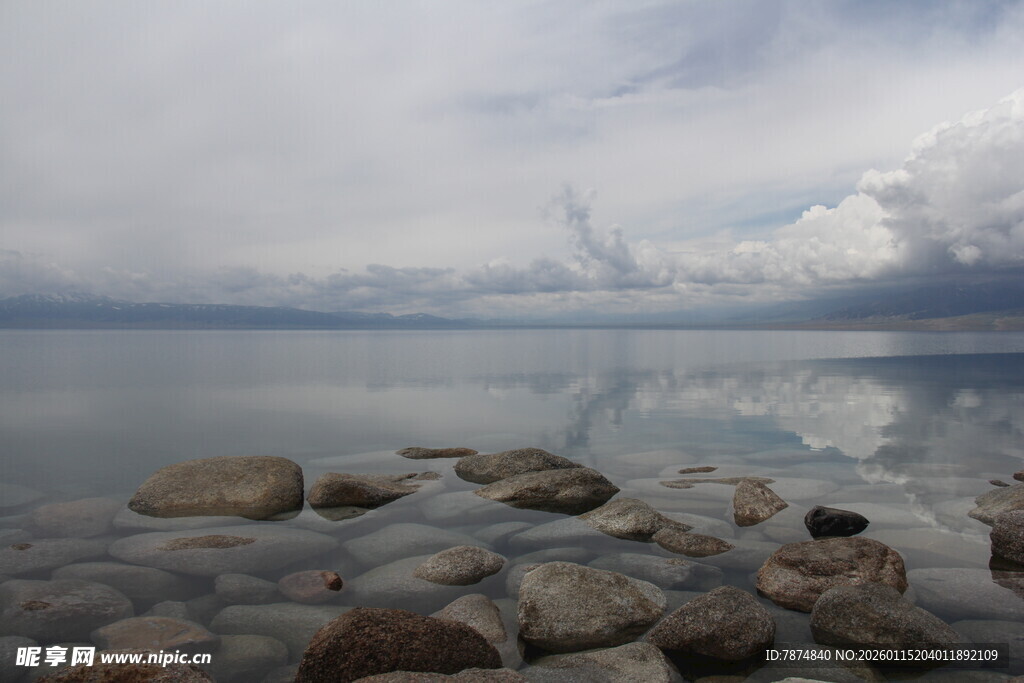 湖畔石头与平静湖水景观