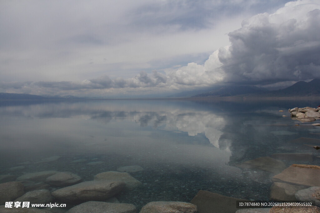 宁静湖面与天空的倒影美景