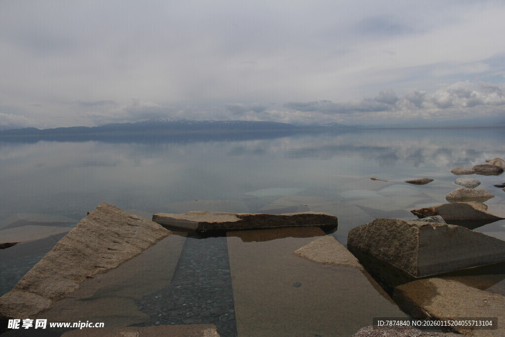 湖畔岩石与平静水面景观