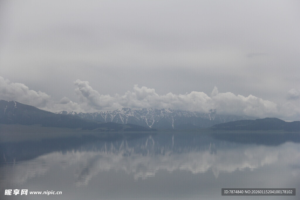 云雾缭绕的静谧山水景