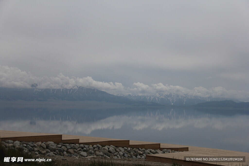 平静湖面与远处云雾景观
