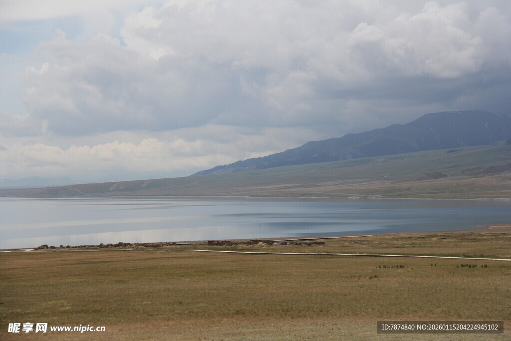 湖畔草原与远山风景
