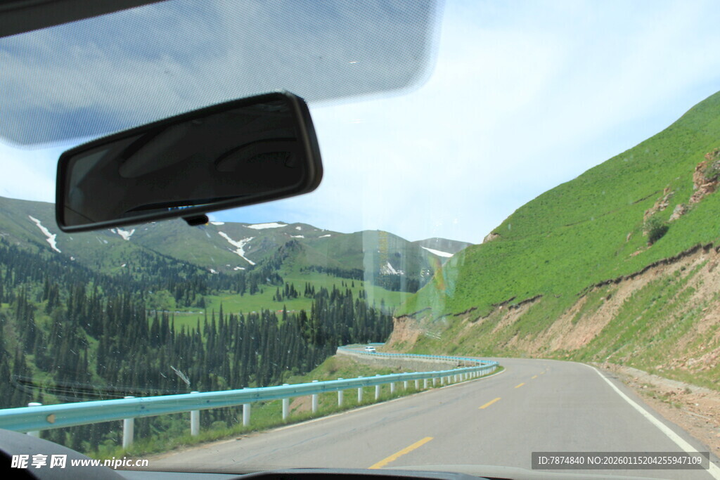 车内视角的山间公路美景