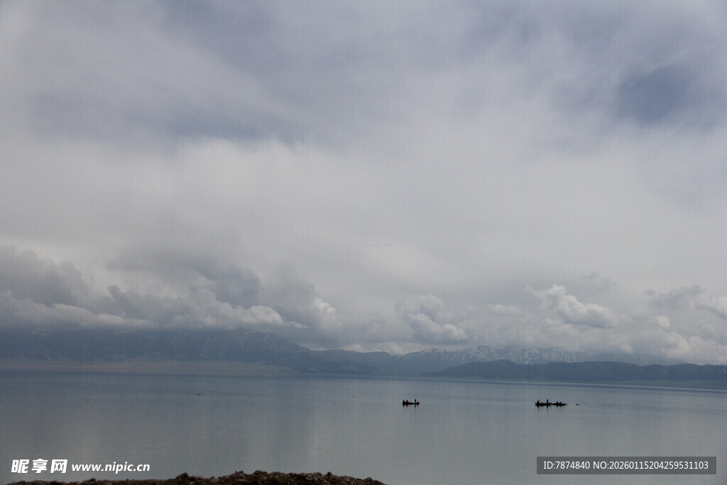 海上云雾中的船只景象