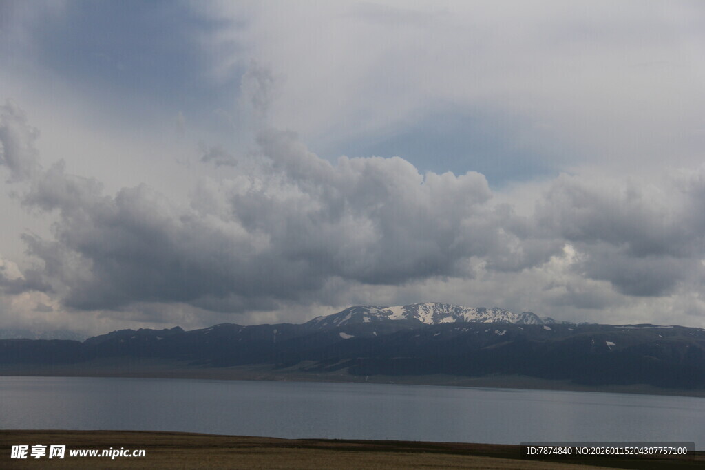 湖畔云山 云雾缭绕美景