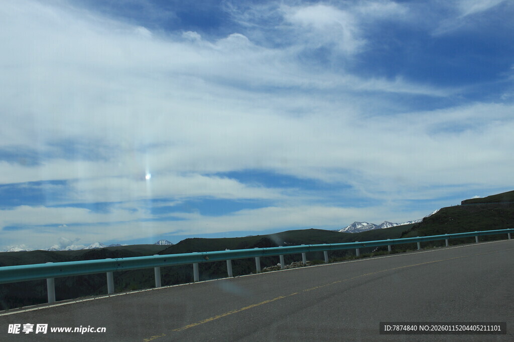 公路风景 蓝天白云相伴