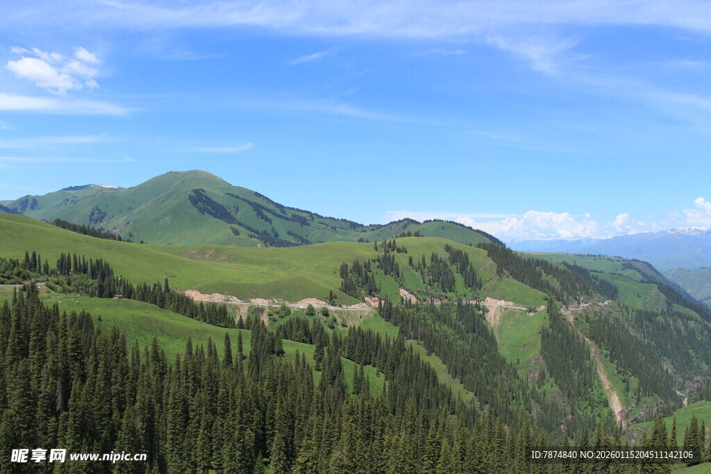 青山葱郁间的壮美山景