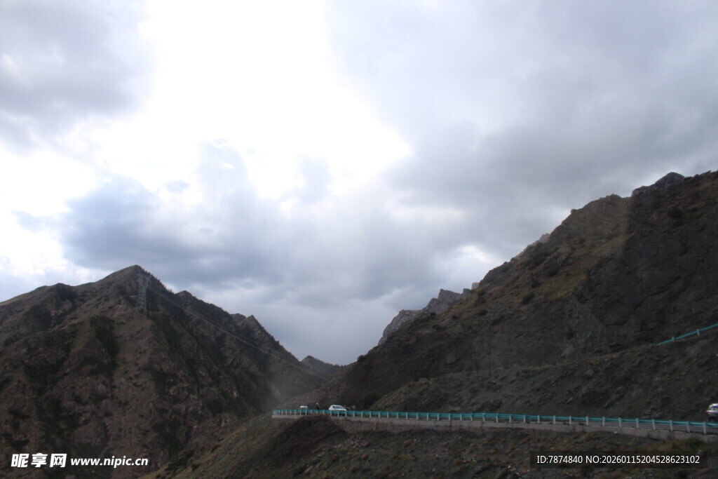 山间公路穿行于云雾山峦