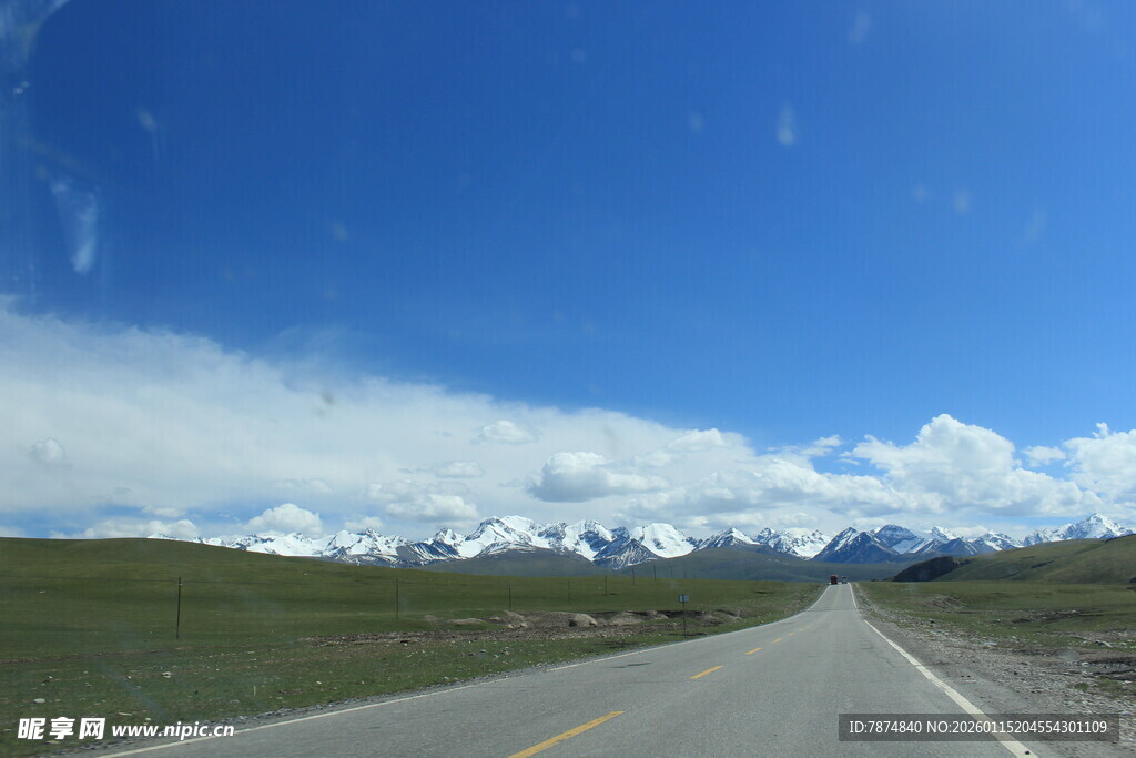 旷野公路 远山蓝天美景