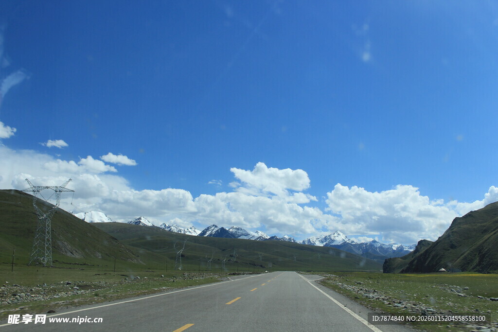 蓝天白云下的山间公路