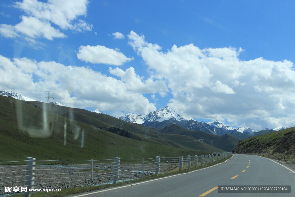 公路伸向远方的壮美风景