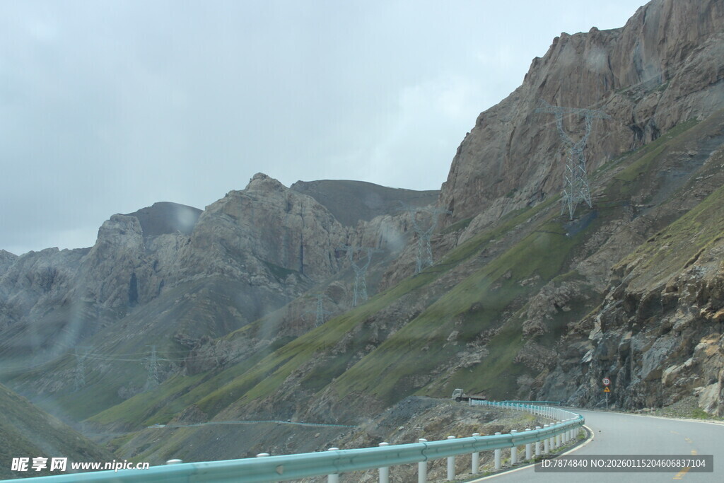 山间蜿蜒公路美景